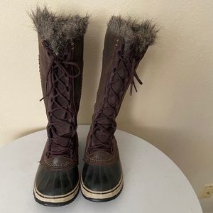 Sorel women boots.